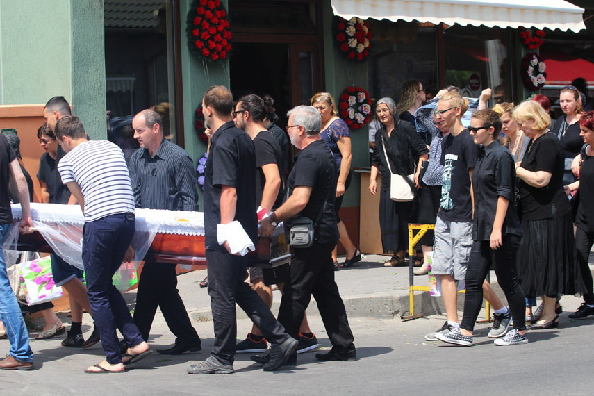 multe lacrimi s au varsat si se vor varsa pentru ea georgiana voineagu condusa pe ultimul drum de zeci multe lacrimi s au varsat si se vor varsa pentru ea georgiana voineagu condusa pe ultimul drum de zeci