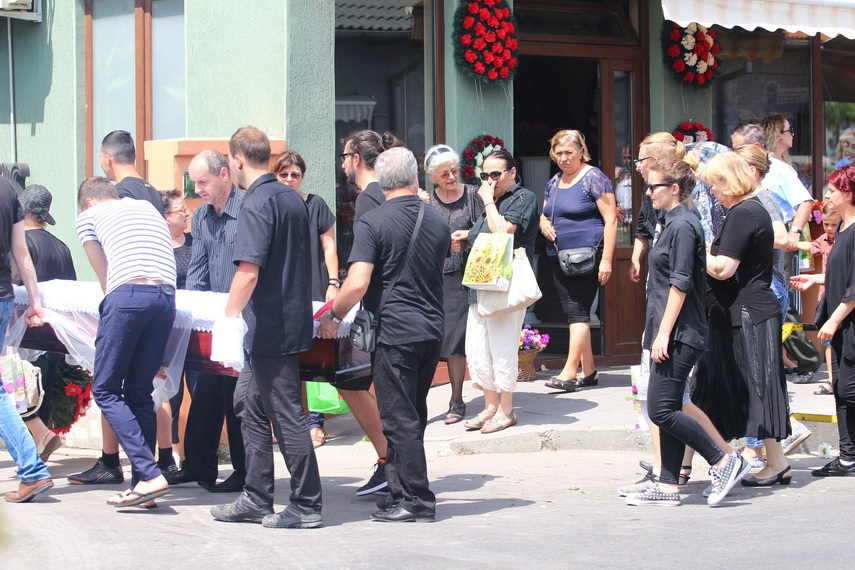 multe lacrimi s au varsat si se vor varsa pentru ea georgiana voineagu condusa pe ultimul drum de zeci multe lacrimi s au varsat si se vor varsa pentru ea georgiana voineagu condusa pe ultimul drum de zeci