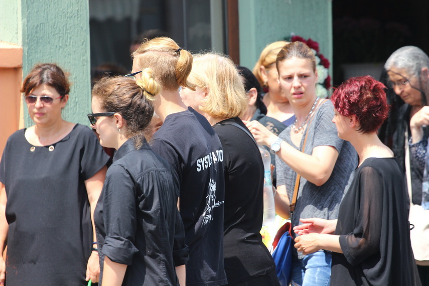 multe lacrimi s au varsat si se vor varsa pentru ea georgiana voineagu condusa pe ultimul drum de zeci multe lacrimi s au varsat si se vor varsa pentru ea georgiana voineagu condusa pe ultimul drum de zeci