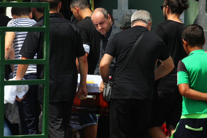 multe lacrimi s au varsat si se vor varsa pentru ea georgiana voineagu condusa pe ultimul drum de zeci multe lacrimi s au varsat si se vor varsa pentru ea georgiana voineagu condusa pe ultimul drum de zeci