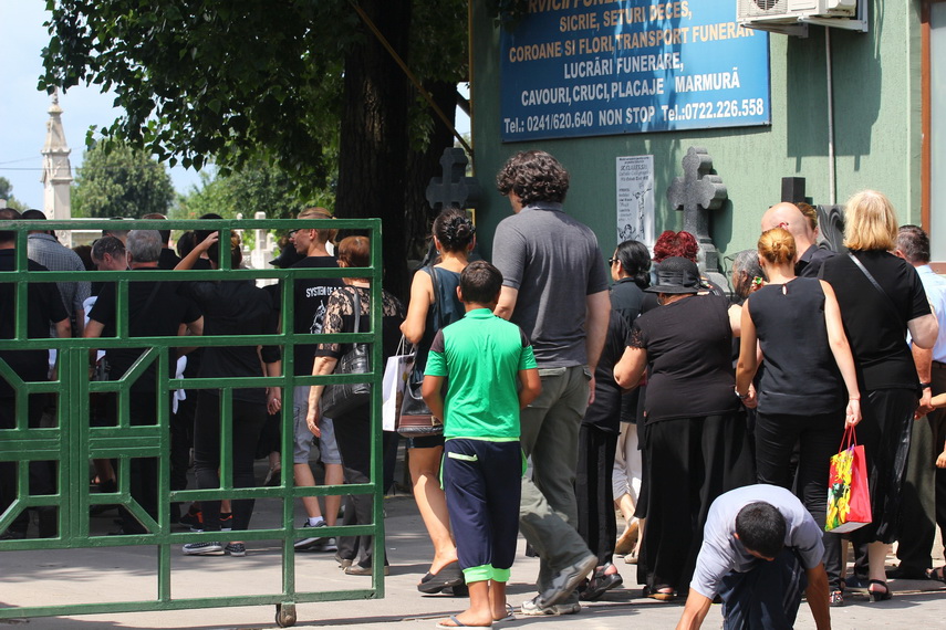 multe lacrimi s au varsat si se vor varsa pentru ea georgiana voineagu condusa pe ultimul drum de zeci multe lacrimi s au varsat si se vor varsa pentru ea georgiana voineagu condusa pe ultimul drum de zeci