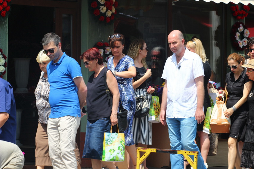 multe lacrimi s au varsat si se vor varsa pentru ea georgiana voineagu condusa pe ultimul drum de zeci multe lacrimi s au varsat si se vor varsa pentru ea georgiana voineagu condusa pe ultimul drum de zeci