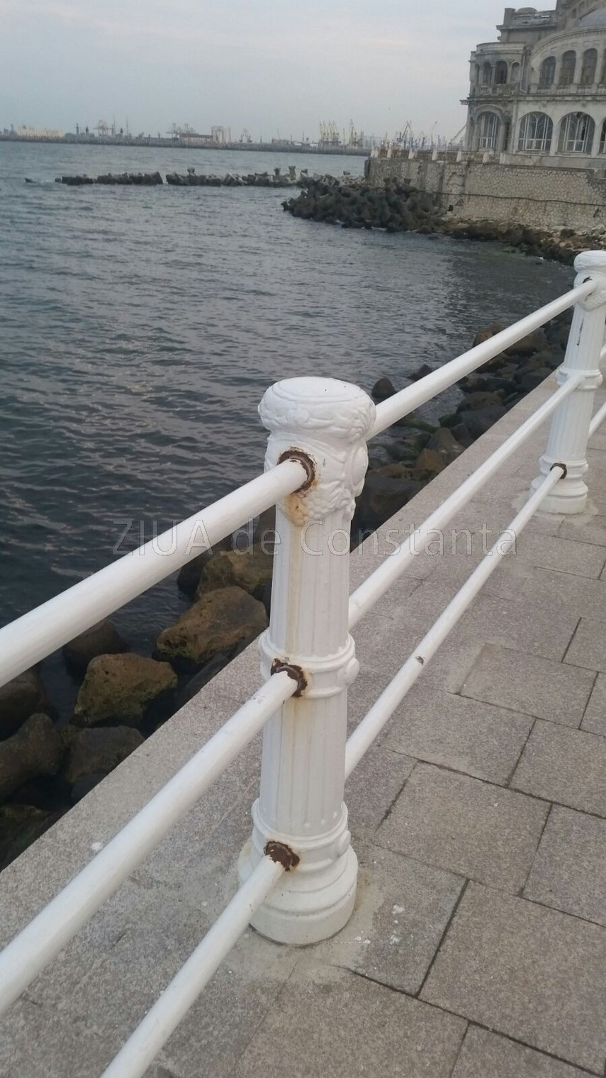 pericol rugina a mancat iar balustradele falezei de la cazino galerie foto 598623 pericol rugina a mancat iar balustradele falezei de la cazino galerie foto 598623