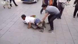 Un cerșetor ce pretindea că nu are picioare a fost făcut de râs de un trecător! (video)