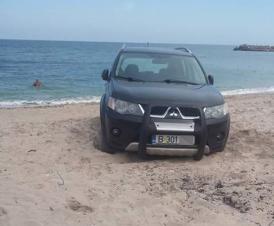 Parchez.... unde vreau! Un bucureștean a confundat plaja cu...parcarea!