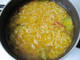 Obișnuiți să mâncați supe instant? Mai gândiți-vă!