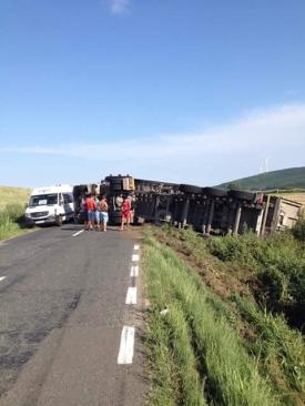 Un tir din Constanța, plin cu cereale, s-a răsturnat la Tulcea (galerie foto)