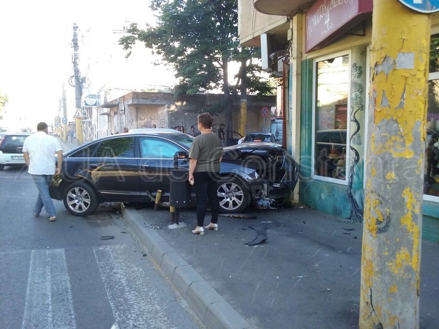 o masina a intrat in plin intr o florarie si s a facut armonica galerie foto 599234 o masina a intrat in plin intr o florarie si s a facut armonica galerie foto 599234