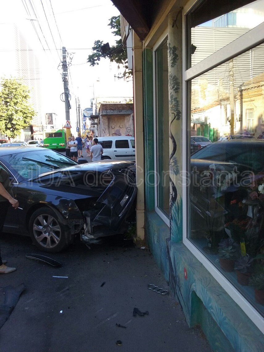 o masina a intrat in plin intr o florarie si s a facut armonica galerie foto 599234 o masina a intrat in plin intr o florarie si s a facut armonica galerie foto 599234