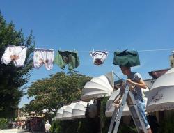 S-a întâmplat la Eforie Nord! Un patron a atârnat chiloţi murdari în fața terasei