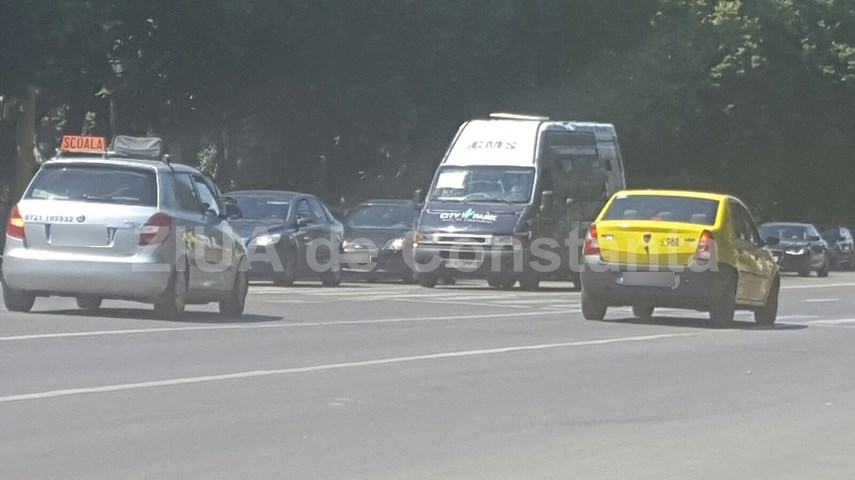 microbuz defectat in mijlocul bulevardului lapusneanu soferii il claxoneaza dar nu i dau o mana de ajutor microbuz defectat in mijlocul bulevardului lapusneanu soferii il claxoneaza dar nu i dau o mana de ajutor