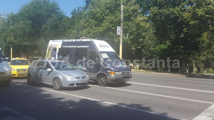 microbuz defectat in mijlocul bulevardului lapusneanu soferii il claxoneaza dar nu i dau o mana de ajutor microbuz defectat in mijlocul bulevardului lapusneanu soferii il claxoneaza dar nu i dau o mana de ajutor