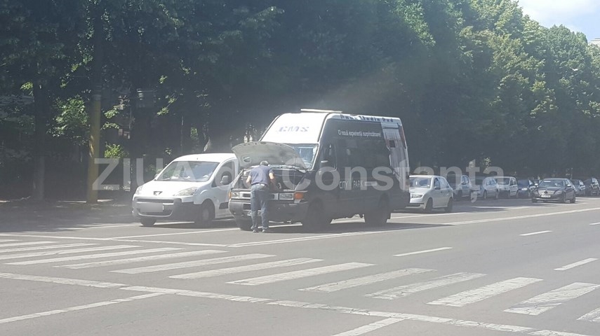 microbuz defectat in mijlocul bulevardului lapusneanu soferii il claxoneaza dar nu i dau o mana de ajutor microbuz defectat in mijlocul bulevardului lapusneanu soferii il claxoneaza dar nu i dau o mana de ajutor