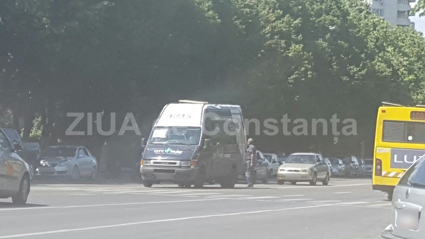 microbuz defectat in mijlocul bulevardului lapusneanu soferii il claxoneaza dar nu i dau o mana de ajutor microbuz defectat in mijlocul bulevardului lapusneanu soferii il claxoneaza dar nu i dau o mana de ajutor