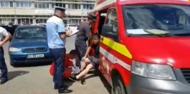 O șoferiță a pierdut controlul volanului și a ajuns pe trotuar. Șapte persoane au ajuns la spital!