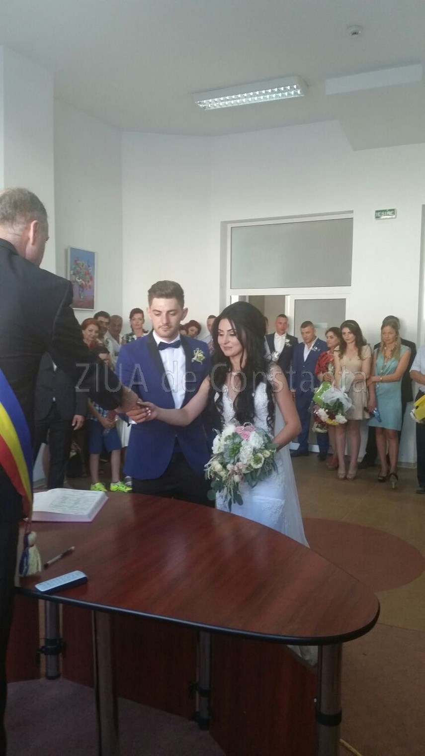 cupidon e fericit colega noastra loredana dascalescu si marius iriciuc devin astazi o familie galerie cupidon e fericit colega noastra loredana dascalescu si marius iriciuc devin astazi o familie galerie