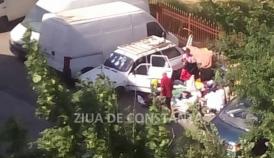 Exclusiv.Trăiesc într-o mașină, în Tomis 3. Mirosuri, mizerie, gălăgie... Vecinii cer ajutorul autorităților! Îi aude cineva?