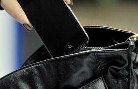 Un minor a sustras unei turiste neatente telefonul mobil