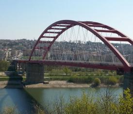 UPDATE. Băutura, bat-o vina! O persoană amenință că se aruncă de pe podul Sfânta Maria din Cernavodă! 