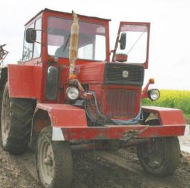 O fetiţă de trei ani a fost călcată pe camp de remorca unui tractor, sub ochii mamei sale