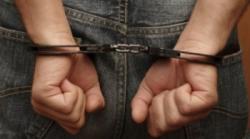 Pe mâna poliţiştilor, după ce a fost prins că racola tinere pentru practicarea prostituţiei. Unde le ţinea pe fete