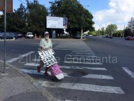 Un bătrân își plânge sărăcia pe străzile Constanței... (galerie foto)