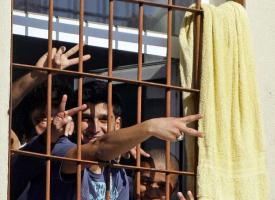 Protestele din penitenciare continuă. Deținuții s-au urcat pe acoperișuri, au refuzat să mănânce și au lovit grilajele camerelor 