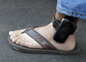 Germania vrea să introducă brățări electronice pentru combaterea amenințării extremiste