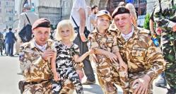 Fotoreportaj Imagini emoţionante la ceremonia de plecare în Afganistan din Piaţa Ovidiu. Dragoste, familie şi lacrimi, la pachet