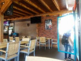 Patronul este fostul consilier local Tiberiu Nemet Terasa Morris, o oază de muzică bună şi mâncare ieftină în mijlocul agitaţiei (galerie foto)