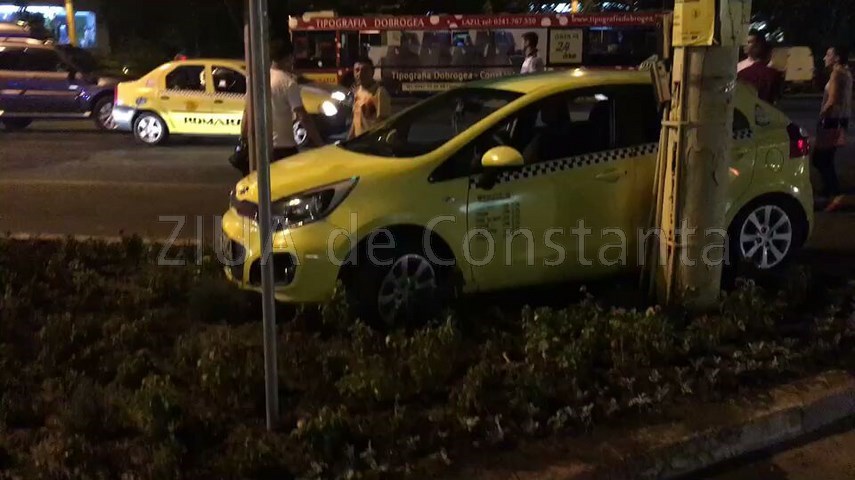 o femeie a fost ranita in aceasta seara dupa ce un sofer a intrat in plin intr un taxi galerie foto video o femeie a fost ranita in aceasta seara dupa ce un sofer a intrat in plin intr un taxi galerie foto video