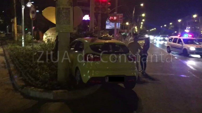 o femeie a fost ranita in aceasta seara dupa ce un sofer a intrat in plin intr un taxi galerie foto video o femeie a fost ranita in aceasta seara dupa ce un sofer a intrat in plin intr un taxi galerie foto video