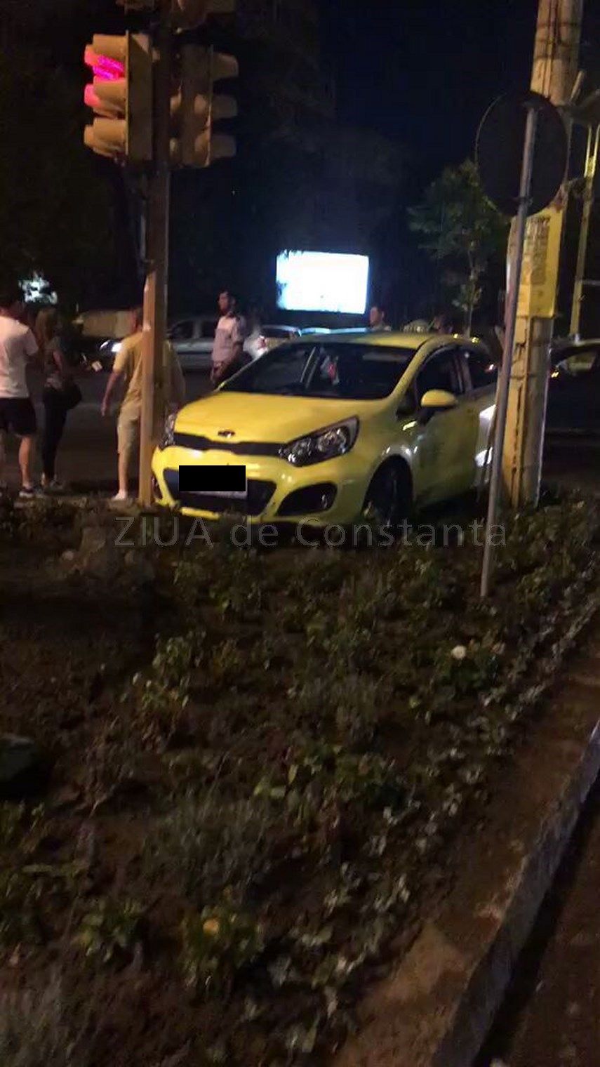 o femeie a fost ranita in aceasta seara dupa ce un sofer a intrat in plin intr un taxi galerie foto video o femeie a fost ranita in aceasta seara dupa ce un sofer a intrat in plin intr un taxi galerie foto video