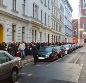 Românii din diaspora cer mai multe secții de votare și amintesc de umilința din 2014