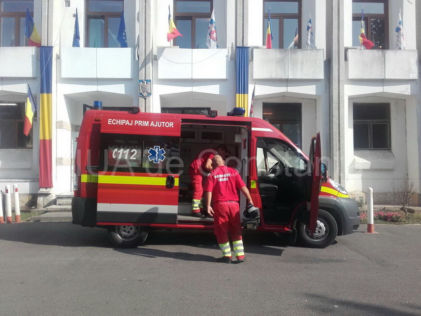 un barbat ameninta ca isi da foc in fata primariei constanta 601692 un barbat ameninta ca isi da foc in fata primariei constanta 601692