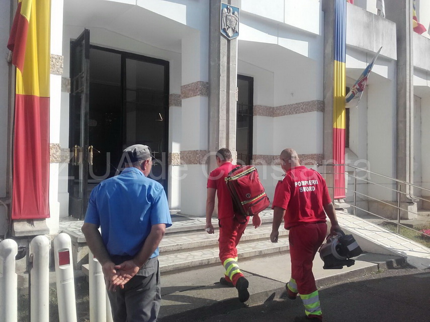 un barbat ameninta ca isi da foc in fata primariei constanta 601692 un barbat ameninta ca isi da foc in fata primariei constanta 601692