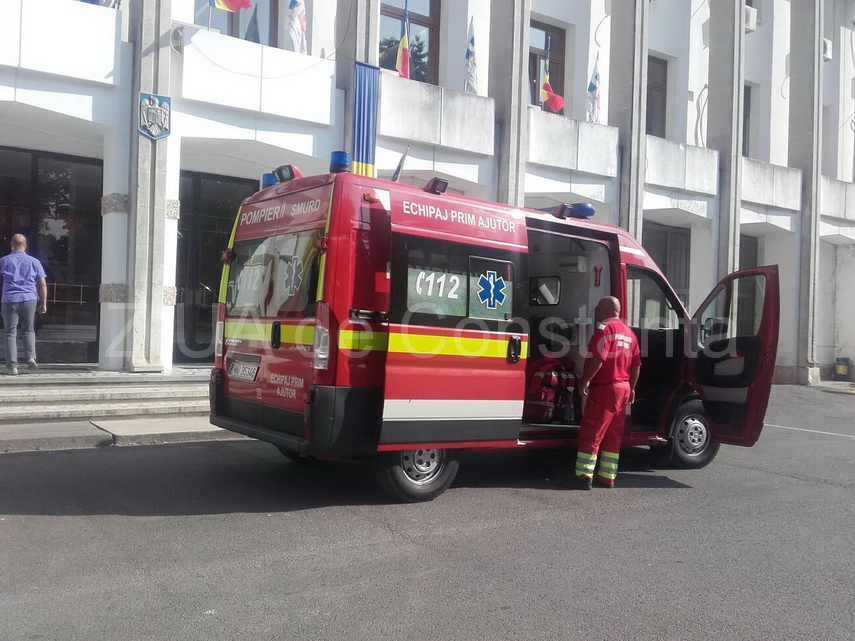 un barbat ameninta ca isi da foc in fata primariei constanta 601692 un barbat ameninta ca isi da foc in fata primariei constanta 601692