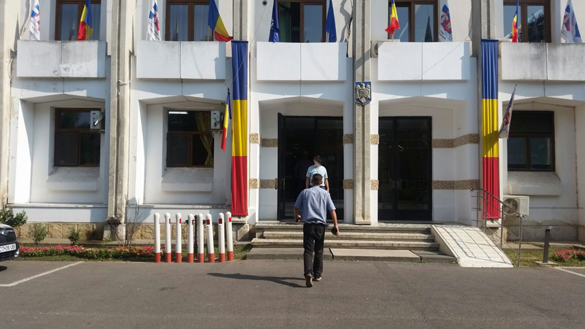 un barbat ameninta ca isi da foc in fata primariei constanta 601692 un barbat ameninta ca isi da foc in fata primariei constanta 601692