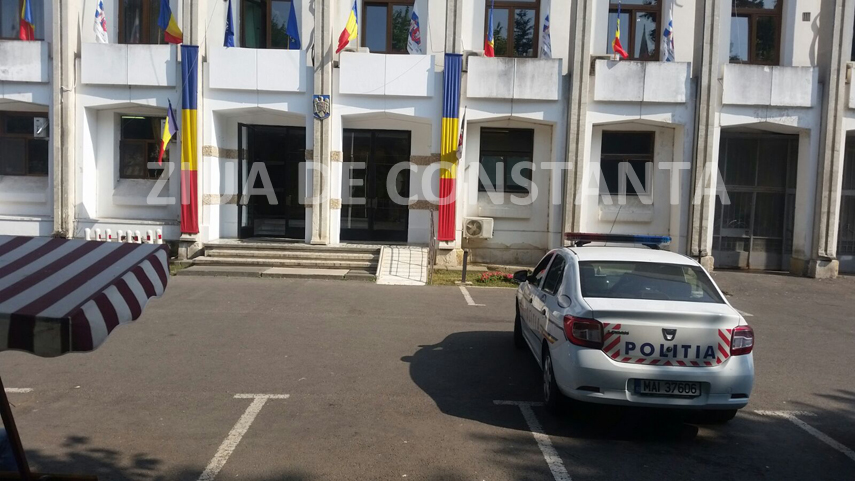 un barbat ameninta ca isi da foc in fata primariei constanta 601692 un barbat ameninta ca isi da foc in fata primariei constanta 601692