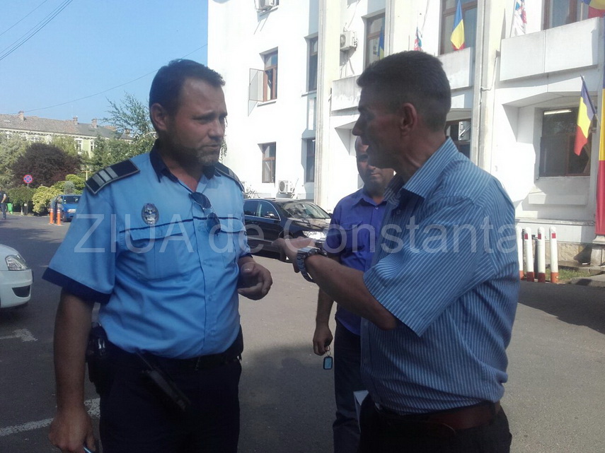 un barbat ameninta ca isi da foc in fata primariei constanta 601692 un barbat ameninta ca isi da foc in fata primariei constanta 601692