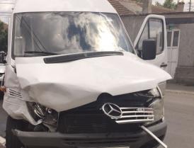 Ignorând indicatorul ”Oprire”, un autoturism a proiectat un microbuz într-un contor de gaze naturale