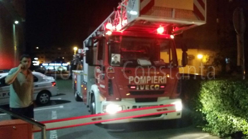 o tanara de 17 ani ameninta ca se arunca in gol de pe un bloc situat pe aleea daliei 601838 o tanara de 17 ani ameninta ca se arunca in gol de pe un bloc situat pe aleea daliei 601838