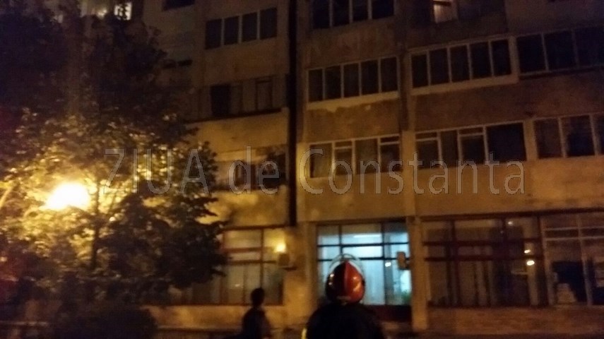 o tanara de 17 ani ameninta ca se arunca in gol de pe un bloc situat pe aleea daliei 601838 o tanara de 17 ani ameninta ca se arunca in gol de pe un bloc situat pe aleea daliei 601838