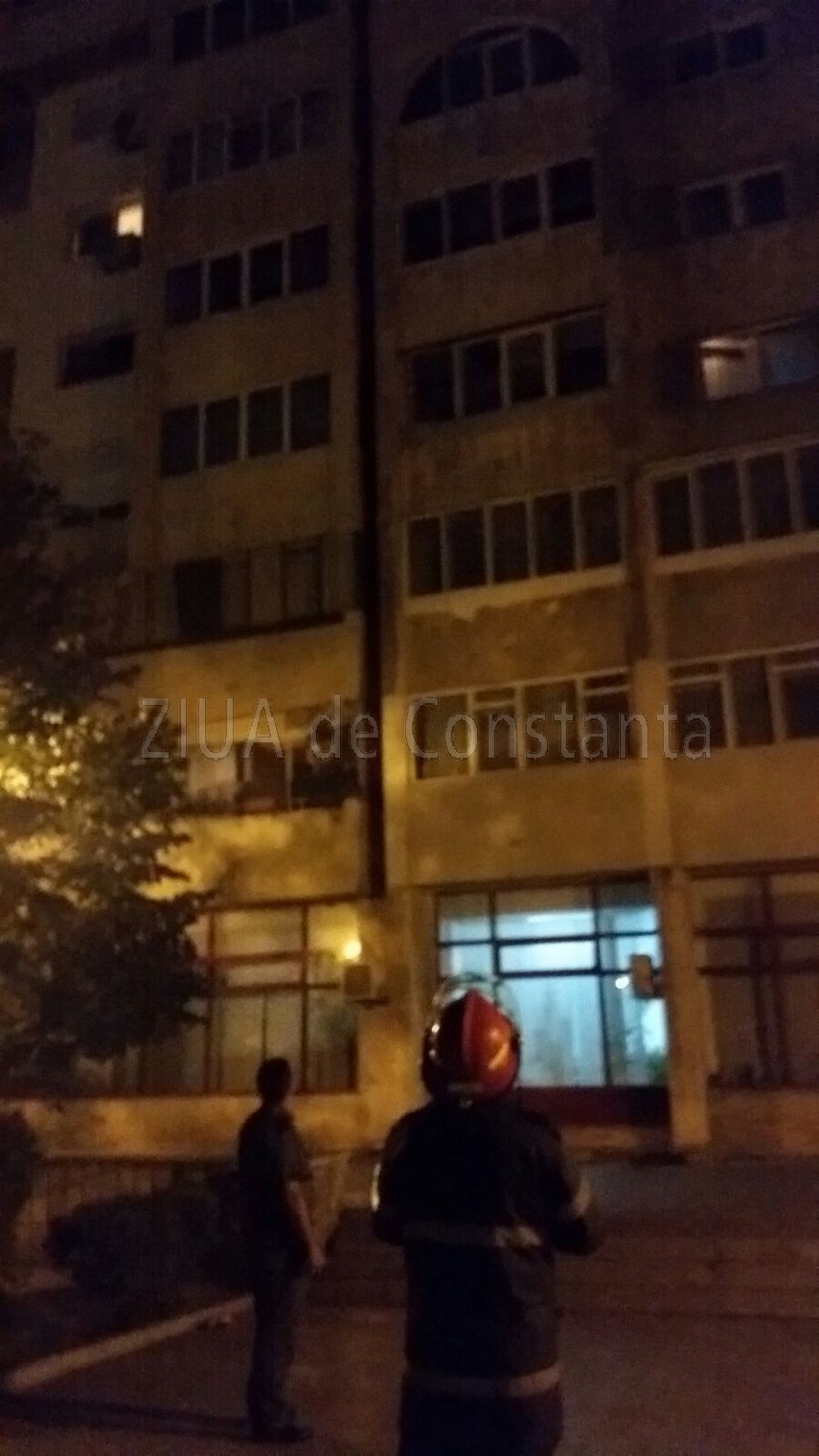 o tanara de 17 ani ameninta ca se arunca in gol de pe un bloc situat pe aleea daliei 601838 o tanara de 17 ani ameninta ca se arunca in gol de pe un bloc situat pe aleea daliei 601838