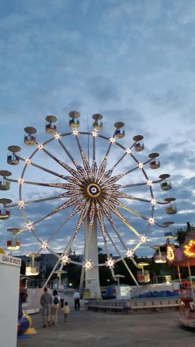 Atac de panică UPDATE.Exclusiv. Patru persoane au rămas blocate în Roata din parcul de distracții de la Neptun!        