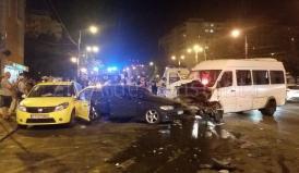 Accident grav în Tomis 3. Trei mașini avariate grav din cauza unui microbuz (galerie foto+video)    