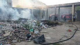 UPDATE2. Pericol de EXPLOZIE! Incendiu lângă abatorul de pe strada Caraiman. La câţiva metri, se află Oil Terminal (galerie foto+video)            