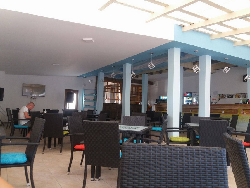 azzurro terasa faina din mamaia cu mancare buna care intarzie peste masura galerie foto 602827