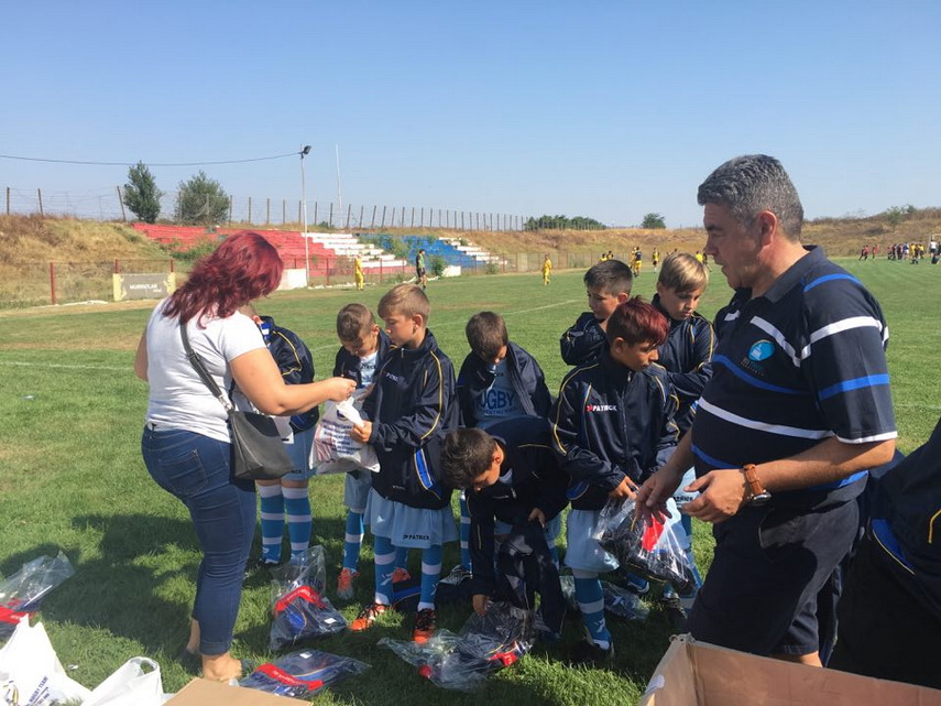 proiectul rugby valori pentru viata acs rugby team constanta le a oferit echipament sportiv si copiilor