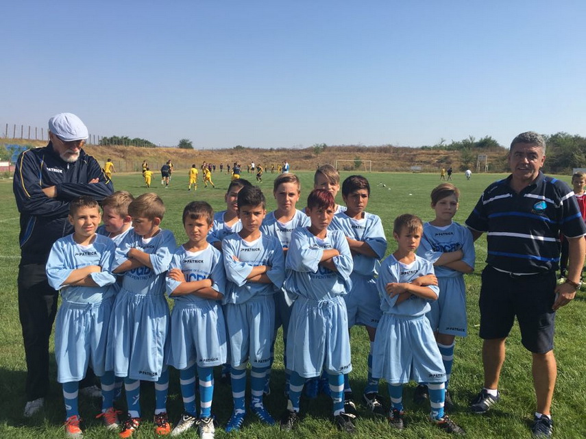 proiectul rugby valori pentru viata acs rugby team constanta le a oferit echipament sportiv si copiilor